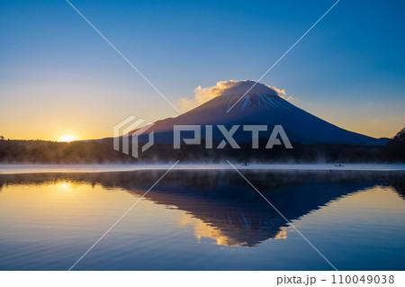(山梨県)精進湖・湖畔の日の出と富士山 (山梨県)精進湖・湖畔の日の出と富士山 110049038