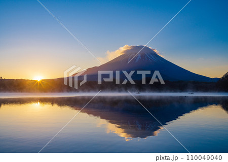 （山梨県）精進湖・湖畔の日の出と富士山 110049040