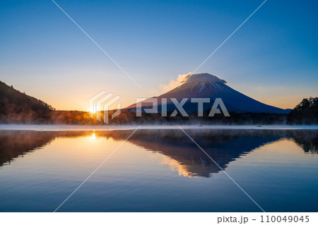 (山梨県)精進湖・湖畔の日の出と富士山 (山梨県)精進湖・湖畔の日の出と富士山 110049045