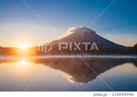 (山梨県)精進湖・湖畔の日の出と富士山 (山梨県)精進湖・湖畔の日の出と富士山 110049046