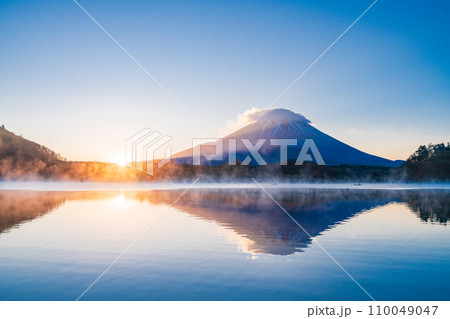 (山梨県)精進湖・湖畔の日の出と富士山 (山梨県)精進湖・湖畔の日の出と富士山 110049047