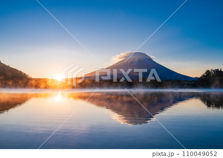 (山梨県)精進湖・湖畔の日の出と富士山 (山梨県)精進湖・湖畔の日の出と富士山 110049052
