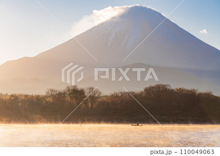 （山梨県）精進湖・毛嵐の中で釣りをする人 110049063