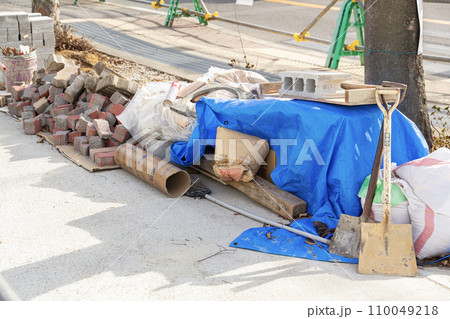 工事現場に置かれたレンガと道具 工事現場に置かれたレンガと道具 110049218