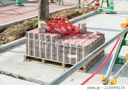 工事現場に積まれたブロック 工事現場に積まれたブロック 110049219