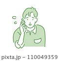 電話でトラブルの対応をする男性 110049359