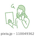 書類の不備を確認する女性 110049362