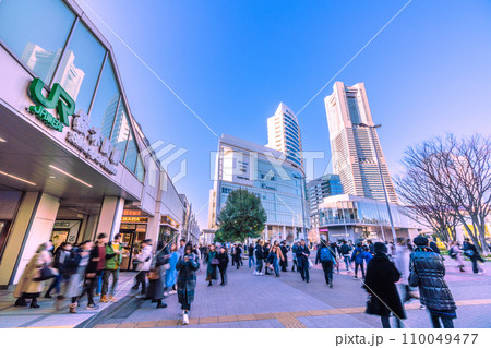 日本の横浜都市景観 師走・脱コロナ…桜木町駅や横浜ランドマークタワーなどを望む 110049477