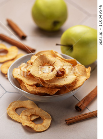 Dried apple chips 110049546