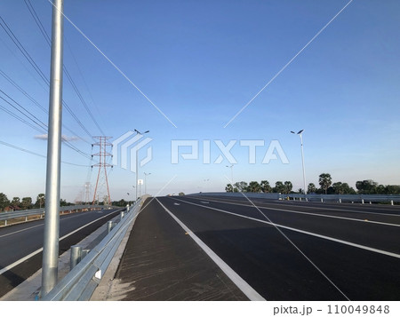 新しくできたシェムリアップ新空港への道路 新しくできたシェムリアップ新空港への道路 110049848