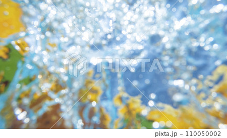 水中から見上げた青空と波紋 110050002