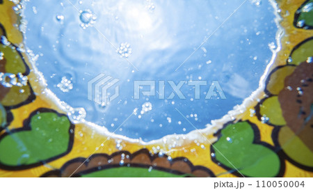 水中から見上げた青空と波紋 110050004