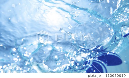 水中から見上げた青空と波紋 110050010