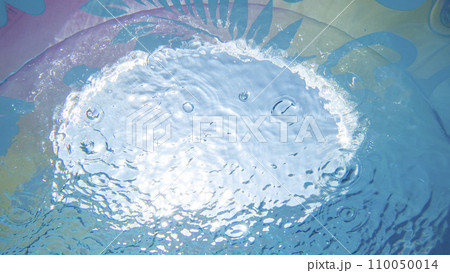 水中から見上げた青空と波紋 110050014