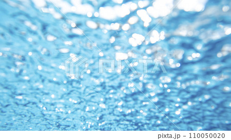 水中から見上げた青空と波紋 110050020