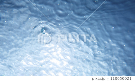 水中から見上げた青空と波紋 110050021