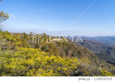 鬼ノ城の第2展望台から見た屏風折れの石垣(鬼城山) 鬼ノ城の第2展望台から見た屏風折れの石垣(鬼城山) 110050593