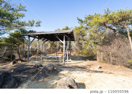 鬼ノ城の第2展望台にある東屋(鬼城山) 鬼ノ城の第2展望台にある東屋(鬼城山) 110050596