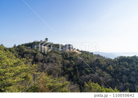 鍵岩展望から見た鬼ノ城の西門(鬼城山) 鍵岩展望から見た鬼ノ城の西門(鬼城山) 110050642