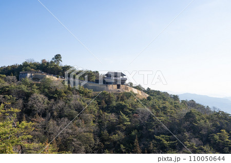鍵岩展望から見た鬼ノ城の西門（鬼城山） 110050644