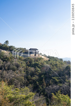 鍵岩展望から見た鬼ノ城の西門(鬼城山) 鍵岩展望から見た鬼ノ城の西門(鬼城山) 110050645