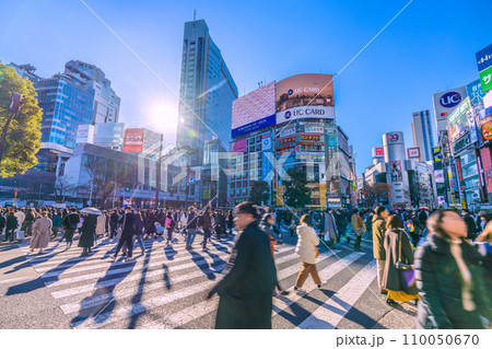 日本の東京都市景観 師走の慌ただしさ…賑わう渋谷。光と影…明日への叡智、希望の光・輝きの時代へ… 110050670