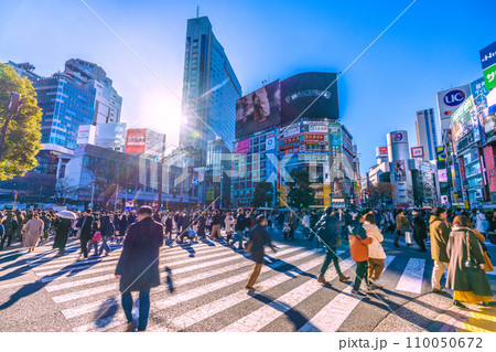 日本の東京都市景観 師走の慌ただしさ…賑わう渋谷。光と影…明日への叡智、希望の光・輝きの時代へ… 日本の東京都市景観 師走の慌ただしさ…賑わう渋谷。光と影…明日への叡智、希望の光・輝きの時代へ… 110050672