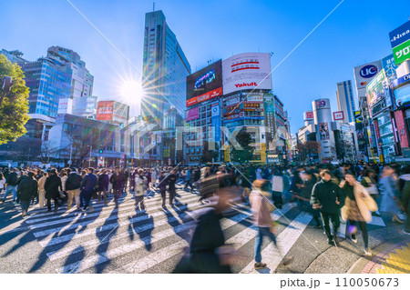 日本の東京都市景観 師走の慌ただしさ…賑わう渋谷。光と影…明日への叡智、希望の光・輝きの時代へ… 110050673