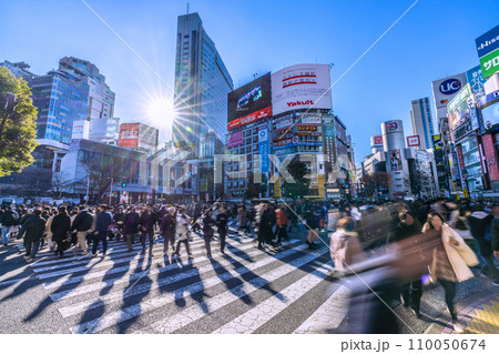 日本の東京都市景観 師走の慌ただしさ…賑わう渋谷。光と影…明日への叡智、希望の光・輝きの時代へ… 110050674