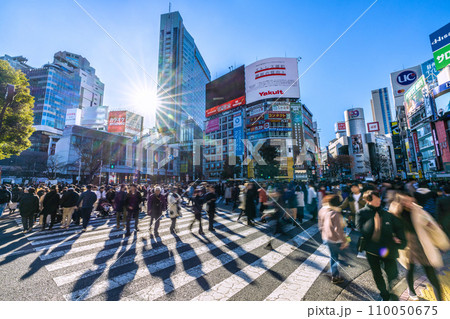 日本の東京都市景観 師走の慌ただしさ…賑わう渋谷。光と影…明日への叡智、希望の光・輝きの時代へ… 110050675
