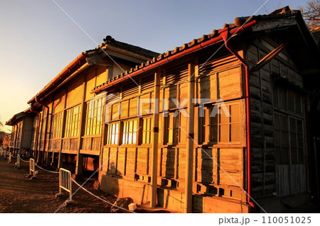 夕陽を受けて紅に照らされた…【富岡製糸場・首長館】 110051025