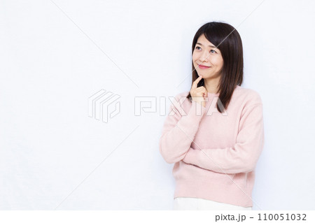 笑顔で考えている40代の女性 110051032