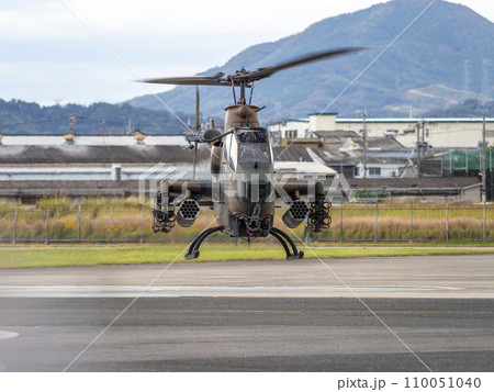 八尾駐屯地に着陸する陸上自衛隊の対戦車ヘリAH-1Sコブラ 110051040