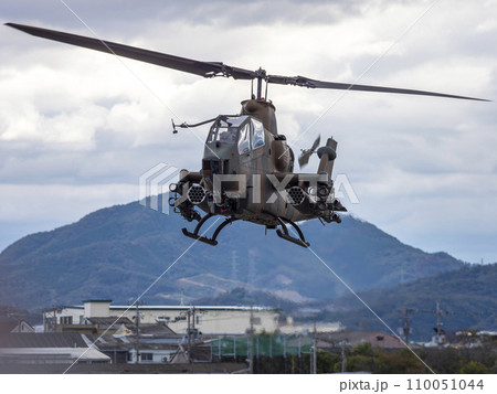八尾駐屯地に着陸する陸上自衛隊の対戦車ヘリAH-1Sコブラ 八尾駐屯地に着陸する陸上自衛隊の対戦車ヘリAH-1Sコブラ 110051044