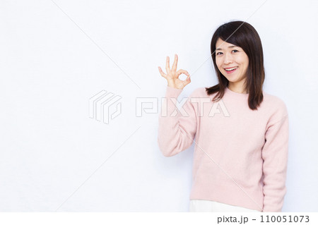 OKサインをしている40代の女性 110051073