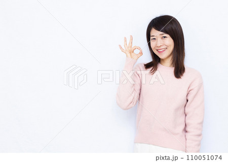 OKサインをしている40代の女性 110051074