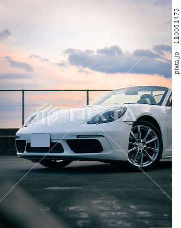 夕焼け空と白いオープンカー ポルシェ718ボクスター 夕焼け空と白いオープンカー ポルシェ718ボクスター 110051473