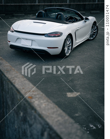 駐車場で佇む白いオープンカー ポルシェ718ボクスター 駐車場で佇む白いオープンカー ポルシェ718ボクスター 110051474