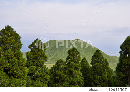 熊本県　米塚と阿蘇外輪山 110051507