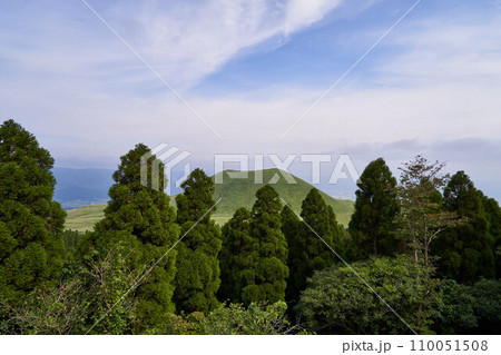 熊本県 米塚と阿蘇外輪山 熊本県 米塚と阿蘇外輪山 110051508