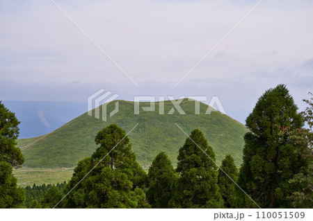 熊本県 米塚と阿蘇外輪山 熊本県 米塚と阿蘇外輪山 110051509