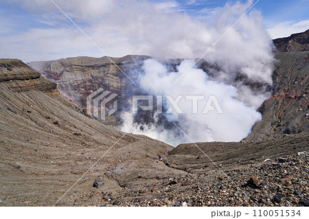 熊本　阿蘇中岳火口　火口湖 110051534