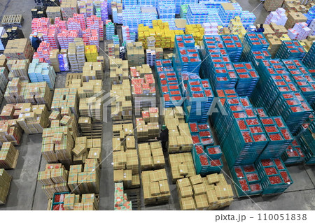 年末の大田市場 山積みされる青果の段ボール 年末の大田市場 山積みされる青果の段ボール 110051838