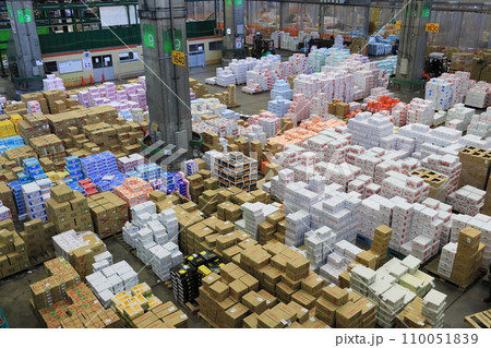 年末の大田市場 山積みされる青果の段ボール 年末の大田市場 山積みされる青果の段ボール 110051839