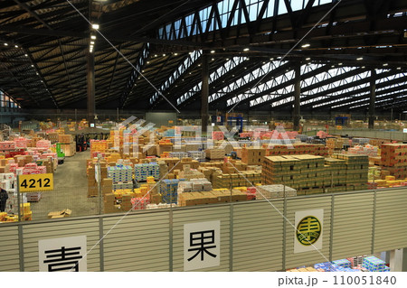 年末の大田市場 山積みされる青果の段ボール 年末の大田市場 山積みされる青果の段ボール 110051840