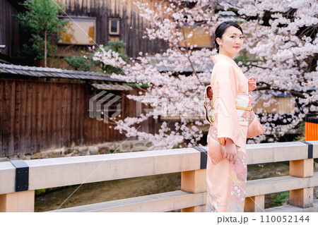 着物の女性と桜 京都 着物の女性と桜 京都 110052144