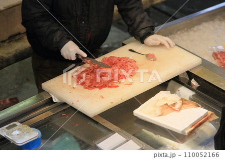 マグロの身をたたく　ネギトロづくり　大田市場の仲卸 110052166