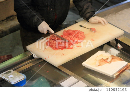 マグロの身をたたく ネギトロづくり 大田市場の仲卸 マグロの身をたたく ネギトロづくり 大田市場の仲卸 110052168