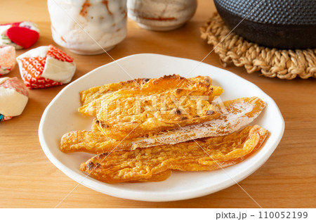 焼いてきつね色になった干しいも　焦げ目のついた乾燥芋 110052199