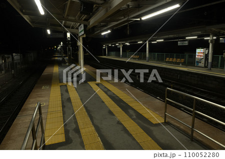 夜のJR東日本、中央本線日野春駅 夜のJR東日本、中央本線日野春駅 110052280